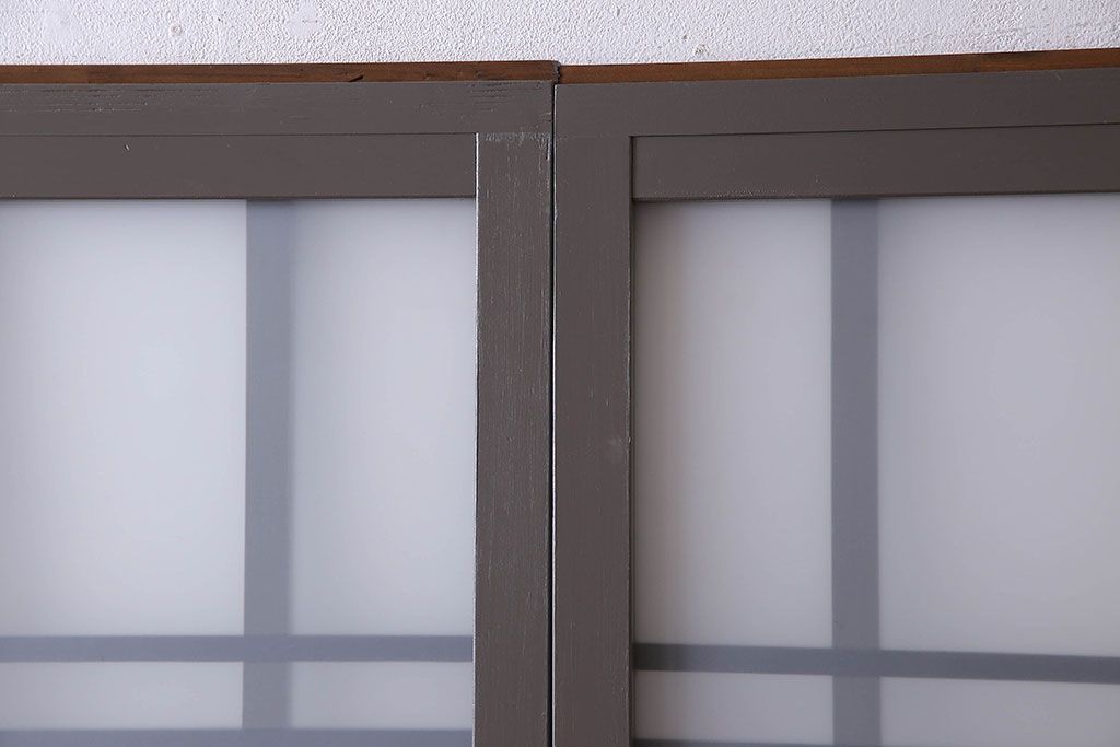 ペイント家具　変わったデザインが目を引く引き戸(ガラス戸、ガラス帯戸、建具)2枚組