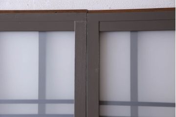 ペイント家具　変わったデザインが目を引く引き戸(ガラス戸、ガラス帯戸、建具)2枚組