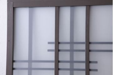 ペイント家具　変わったデザインが目を引く引き戸(ガラス戸、ガラス帯戸、建具)2枚組