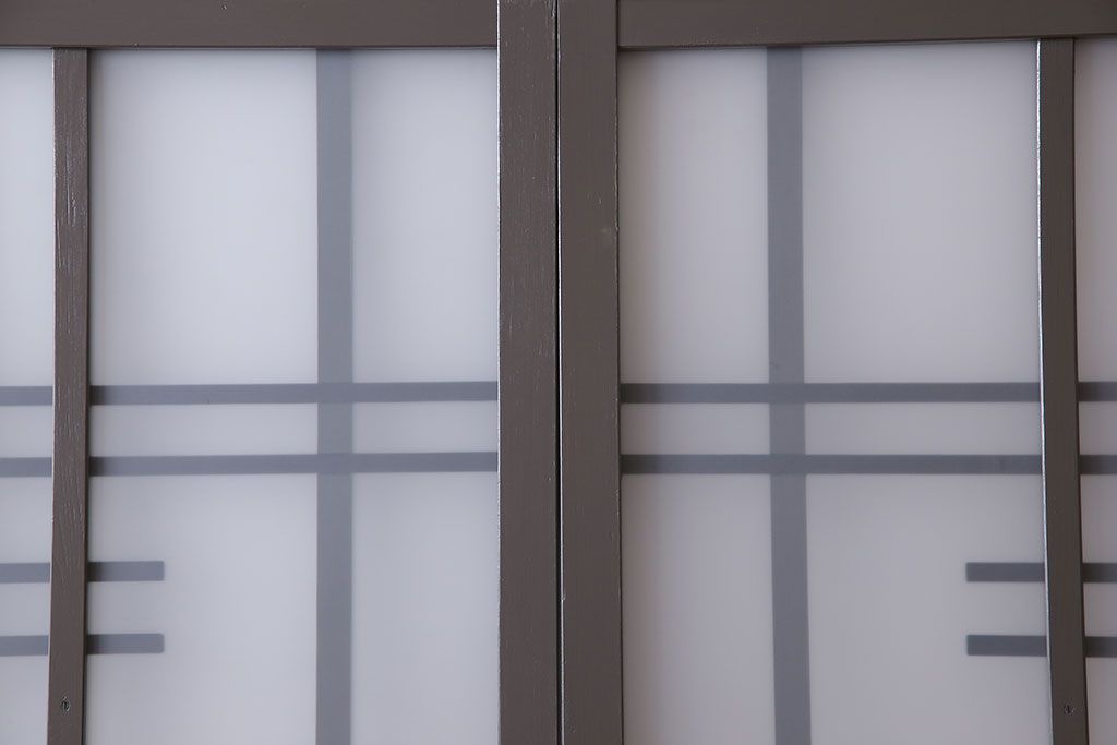 ペイント家具　変わったデザインが目を引く引き戸(ガラス戸、ガラス帯戸、建具)2枚組