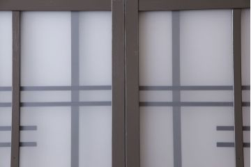 ペイント家具　変わったデザインが目を引く引き戸(ガラス戸、ガラス帯戸、建具)2枚組