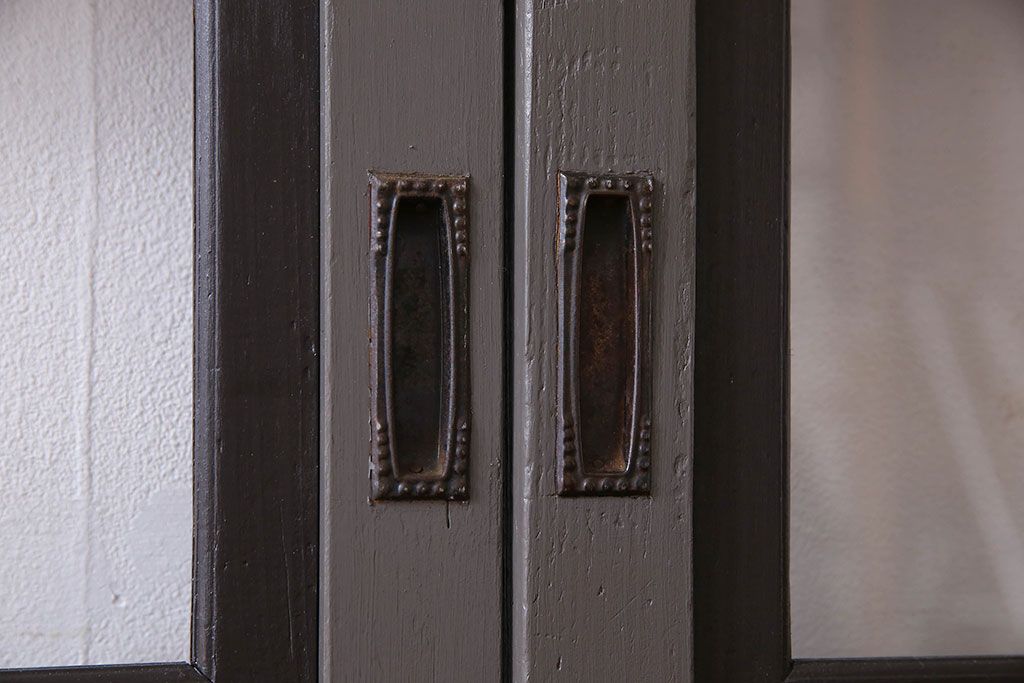 ペイント家具　変わったデザインが目を引く引き戸(ガラス戸、ガラス帯戸、建具)2枚組