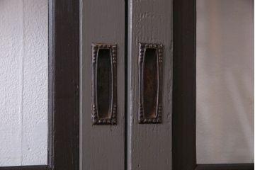 ペイント家具　変わったデザインが目を引く引き戸(ガラス戸、ガラス帯戸、建具)2枚組