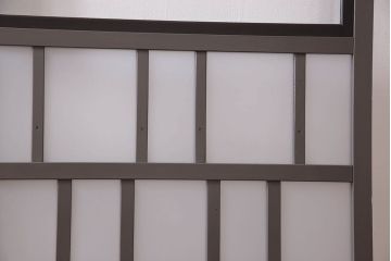 ペイント家具　変わったデザインが目を引く引き戸(ガラス戸、ガラス帯戸、建具)2枚組