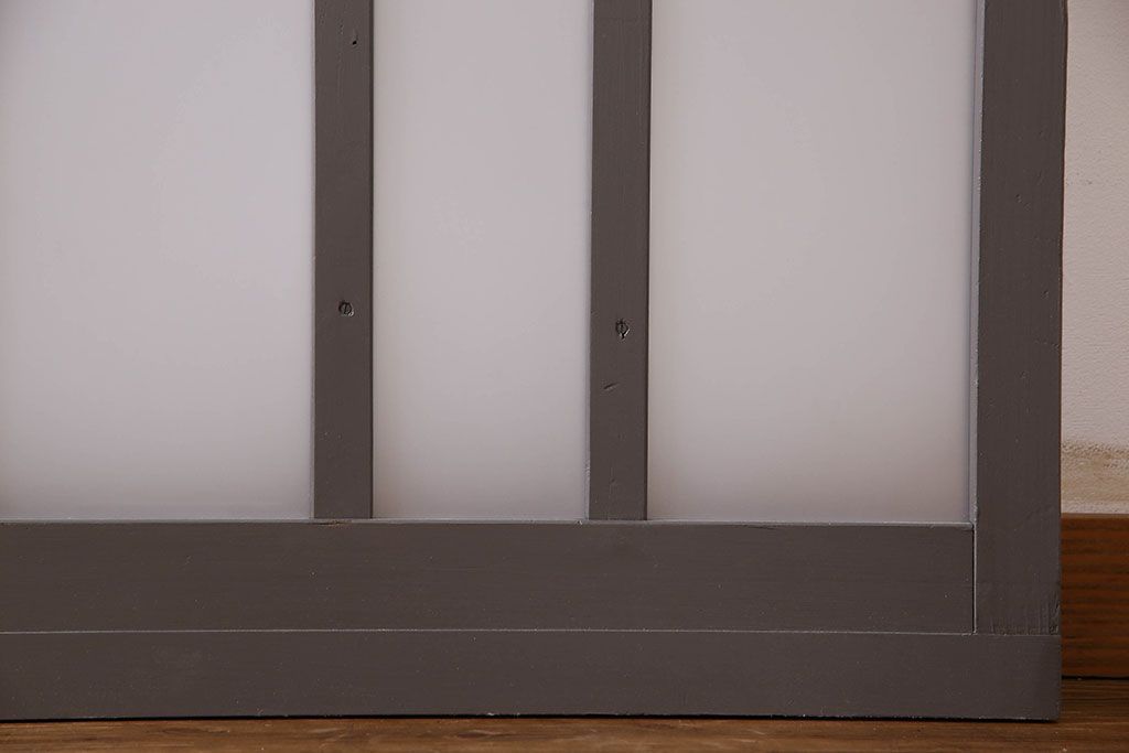 ペイント家具　変わったデザインが目を引く引き戸(ガラス戸、ガラス帯戸、建具)2枚組