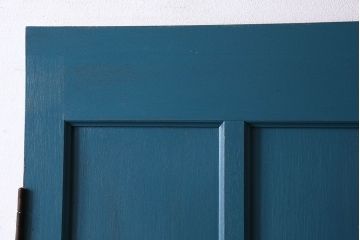 ペイント家具　鮮やかなカラーが印象的な細身の木製ドア(扉、建具)