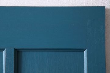 ペイント家具　鮮やかなカラーが印象的な細身の木製ドア(扉、建具)