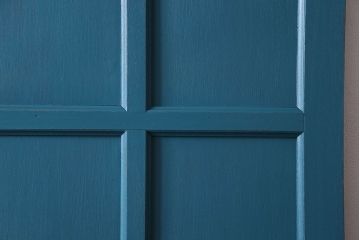 ペイント家具　鮮やかなカラーが印象的な細身の木製ドア(扉、建具)