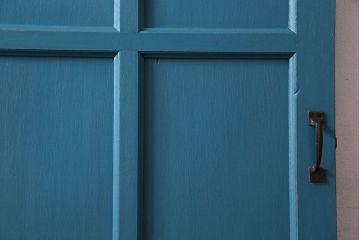 ペイント家具　鮮やかなカラーが印象的な細身の木製ドア(扉、建具)