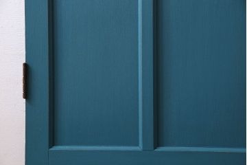 ペイント家具　鮮やかなカラーが印象的な細身の木製ドア(扉、建具)