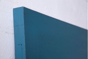 ペイント家具　鮮やかなカラーが印象的な細身の木製ドア(扉、建具)