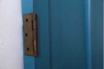 ペイント家具　鮮やかなカラーが印象的な細身の木製ドア(扉、建具)