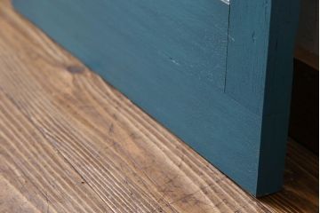 ペイント家具　鮮やかなカラーが印象的な細身の木製ドア(扉、建具)