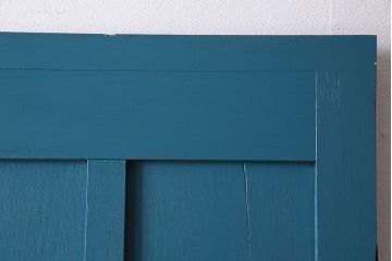 ペイント家具　鮮やかなカラーが印象的な細身の木製ドア(扉、建具)