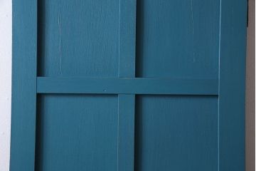 ペイント家具　鮮やかなカラーが印象的な細身の木製ドア(扉、建具)