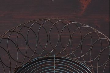 アンティーク雑貨　和製アンティーク　シャビーな質感が魅力的なアイアンのカゴ(小物入れ、ディスプレイ雑貨)