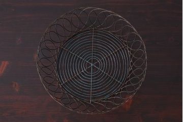 アンティーク雑貨　和製アンティーク　シャビーな質感が魅力的なアイアンのカゴ(小物入れ、ディスプレイ雑貨)