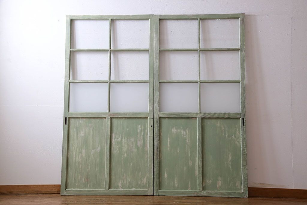 くすんだグリーンの色合いが可愛らしいアンティークペイントガラス戸(引き戸、建具)2枚組