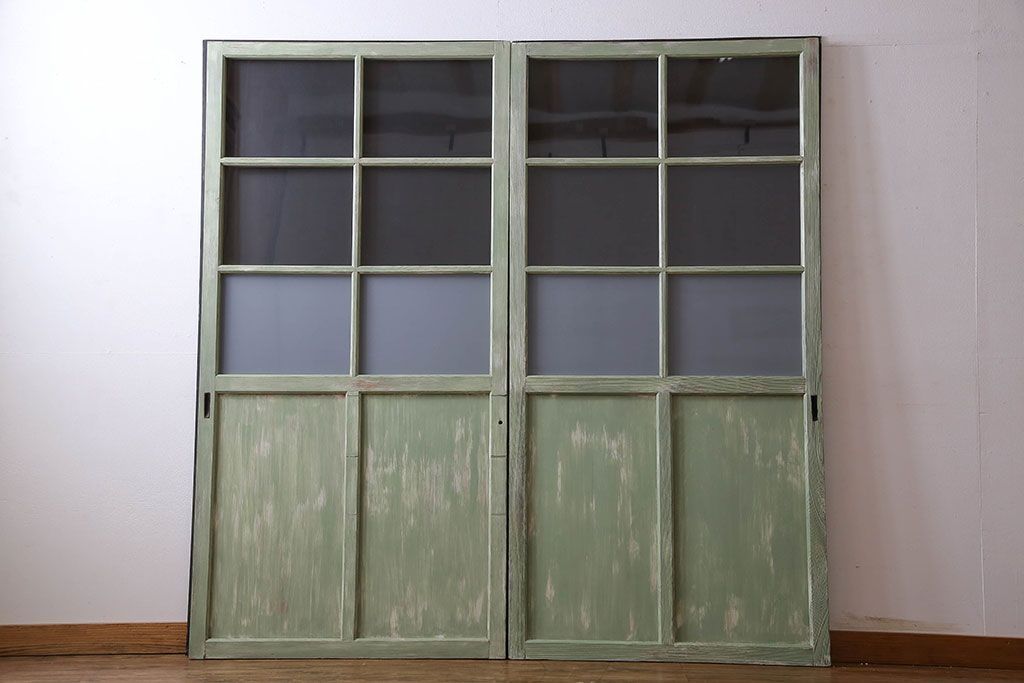 くすんだグリーンの色合いが可愛らしいアンティークペイントガラス戸(引き戸、建具)2枚組