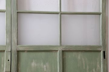 くすんだグリーンの色合いが可愛らしいアンティークペイントガラス戸(引き戸、建具)2枚組