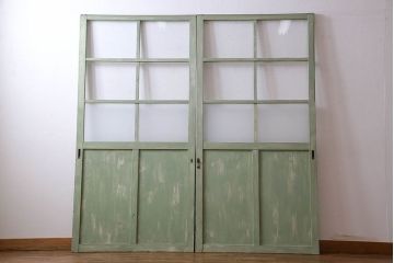 くすんだグリーンの色合いが可愛らしいアンティークペイントガラス戸(引き戸、建具)2枚組