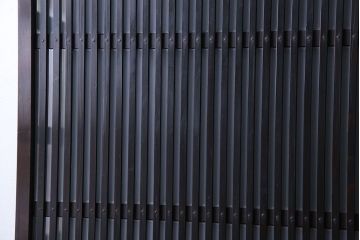 和製アンティーク　深みのある色合いが美しいモダンなガラス入り格子戸(引き戸、建具)4枚セット