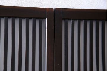 和製アンティーク　深みのある色合いが美しいモダンなガラス入り格子戸(引き戸、建具)4枚セット