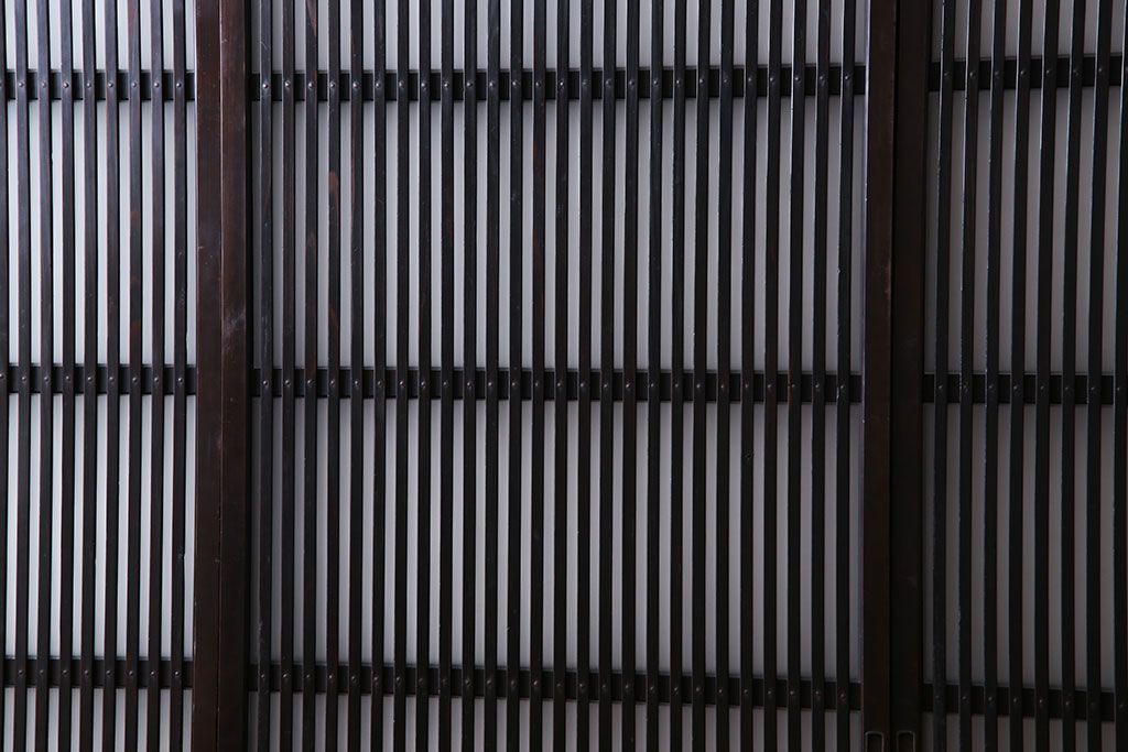 和製アンティーク　深みのある色合いが美しいモダンなガラス入り格子戸(引き戸、建具)4枚セット