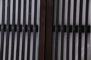 和製アンティーク　深みのある色合いが美しいモダンなガラス入り格子戸(引き戸、建具)4枚セット