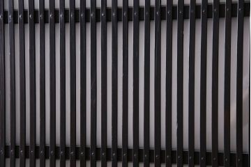 和製アンティーク　深みのある色合いが美しいモダンなガラス入り格子戸(引き戸、建具)4枚セット