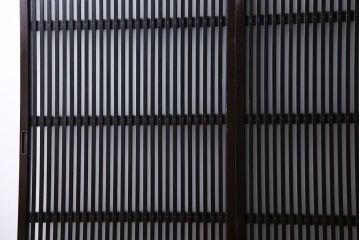 和製アンティーク　深みのある色合いが美しいモダンなガラス入り格子戸(引き戸、建具)4枚セット