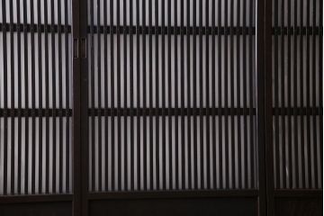 和製アンティーク　深みのある色合いが美しいモダンなガラス入り格子戸(引き戸、建具)4枚セット