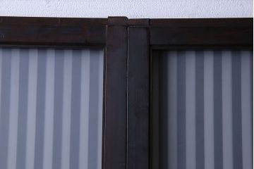 和製アンティーク　深みのある色合いが美しいモダンなガラス入り格子戸(引き戸、建具)4枚セット