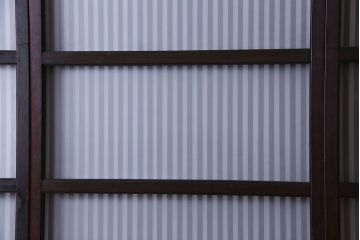 和製アンティーク　深みのある色合いが美しいモダンなガラス入り格子戸(引き戸、建具)4枚セット