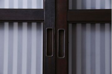 和製アンティーク　深みのある色合いが美しいモダンなガラス入り格子戸(引き戸、建具)4枚セット