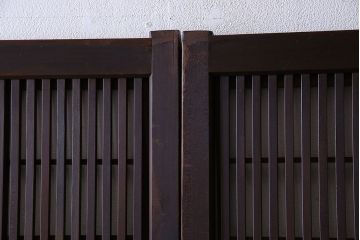和製アンティーク　腰板ケヤキ材　モダンな雰囲気の裏障子付き帯格子戸(引き戸、建具)2枚組(1)