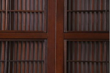 和製アンティーク　腰板ケヤキ材　モダンな雰囲気の裏障子付き帯格子戸(引き戸、建具)2枚組(1)