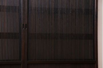 和製アンティーク　裏ガラス入り　細かな桟が美しい万本格子戸(引き戸、建具)2枚組(1)