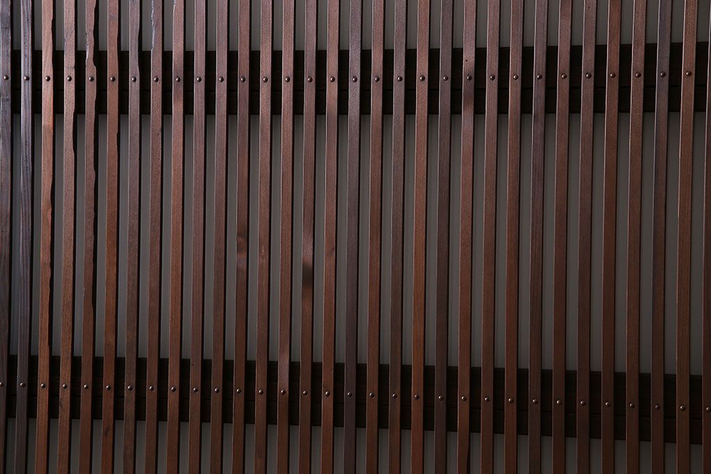 和製アンティーク　裏ガラス入り　ケヤキ材の木目が印象的な帯格子戸(引き戸、建具)3枚組