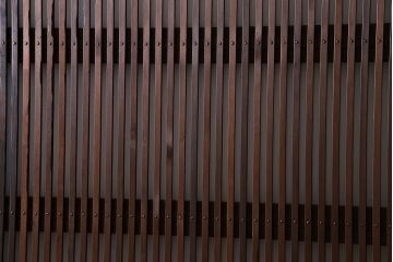 和製アンティーク　裏ガラス入り　ケヤキ材の木目が印象的な帯格子戸(引き戸、建具)3枚組