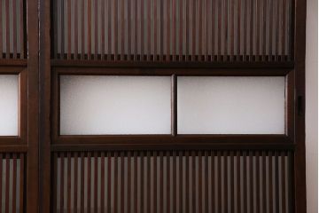 和製アンティーク　裏ガラス入り　ケヤキ材の木目が印象的な帯格子戸(引き戸、建具)3枚組