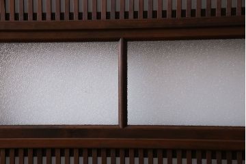 和製アンティーク　裏ガラス入り　ケヤキ材の木目が印象的な帯格子戸(引き戸、建具)3枚組