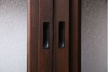 和製アンティーク　裏ガラス入り　ケヤキ材の木目が印象的な帯格子戸(引き戸、建具)3枚組