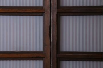 和製アンティーク　裏ガラス入り　ケヤキ材の木目が印象的な帯格子戸(引き戸、建具)3枚組
