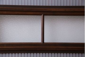 和製アンティーク　裏ガラス入り　ケヤキ材の木目が印象的な帯格子戸(引き戸、建具)3枚組