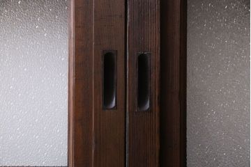 和製アンティーク　裏ガラス入り　ケヤキ材の木目が印象的な帯格子戸(引き戸、建具)3枚組