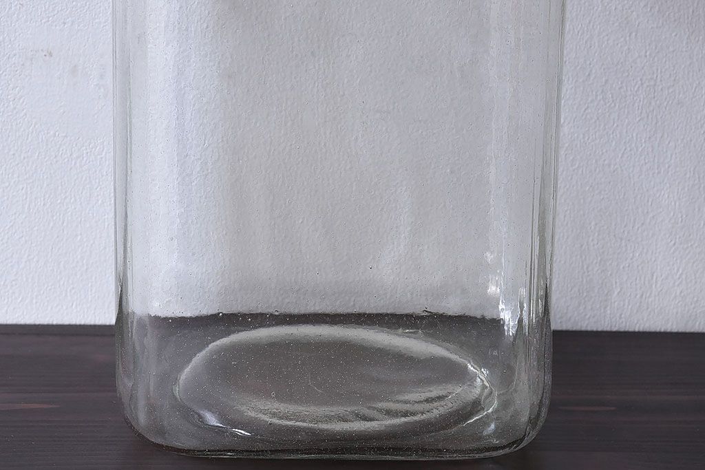 アンティーク雑貨　レトロな雰囲気を放つガラス瓶(ガラスビン、角瓶)