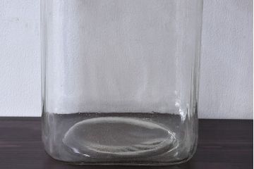 アンティーク雑貨　レトロな雰囲気を放つガラス瓶(ガラスビン、角瓶)