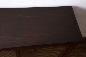 アンティーク家具　和製アンティーク　シックな雰囲気漂うモールガラスがお洒落なサイドボード(収納棚、戸棚、本箱)