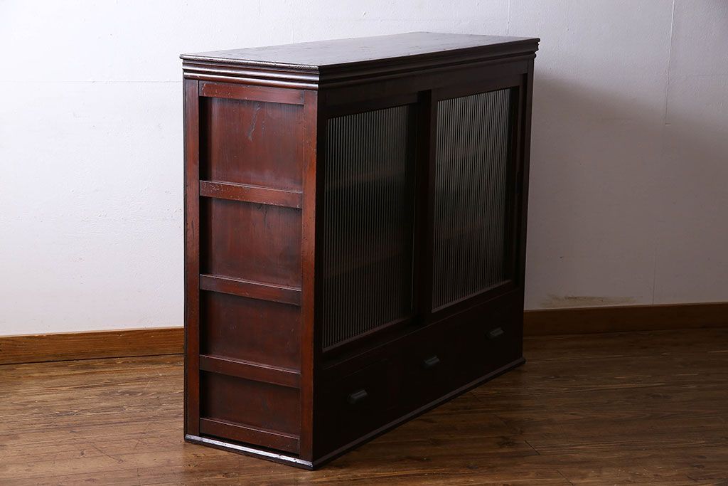 アンティーク家具　和製アンティーク　シックな雰囲気漂うモールガラスがお洒落なサイドボード(収納棚、戸棚、本箱)